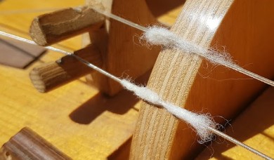 Katoen op de snaren van een draailier
